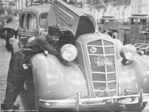 Сборка 4-тысячного легкового автомобиля высшего класса ЗИС-101. 1938 г.